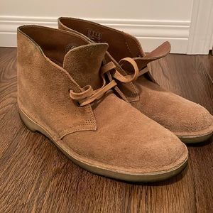 Men’s size 9 Clark’s desert boots - suede
